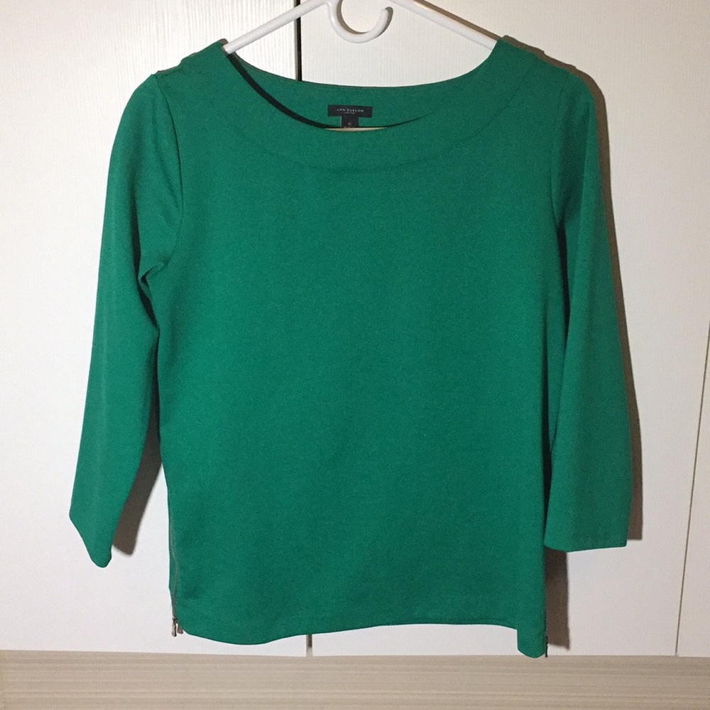 elegant green sweater with zippers in sides